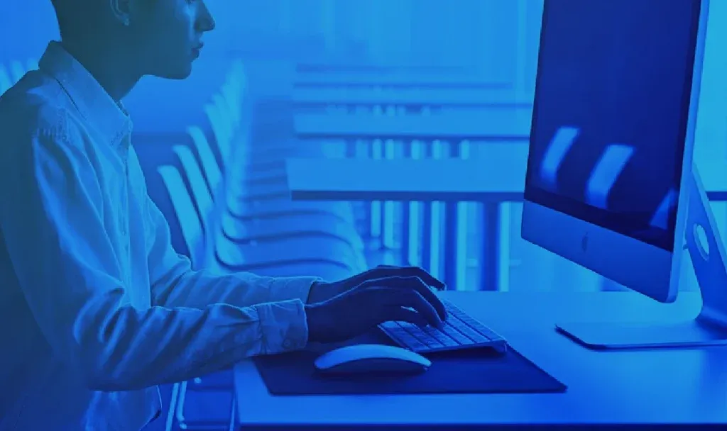 Hombre-joven-trabajando-en-optimización-SAP 