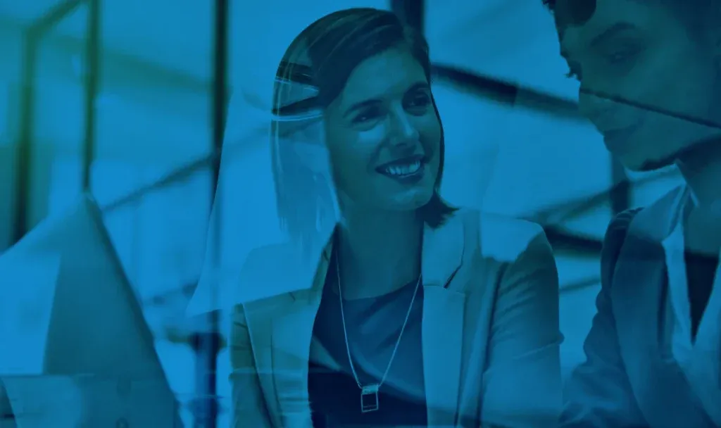 Mujeres-sonrientes-trabajando-con-SAP