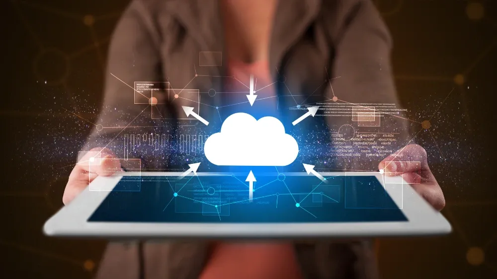 Laptop-con-nube-intercalando-información .webp