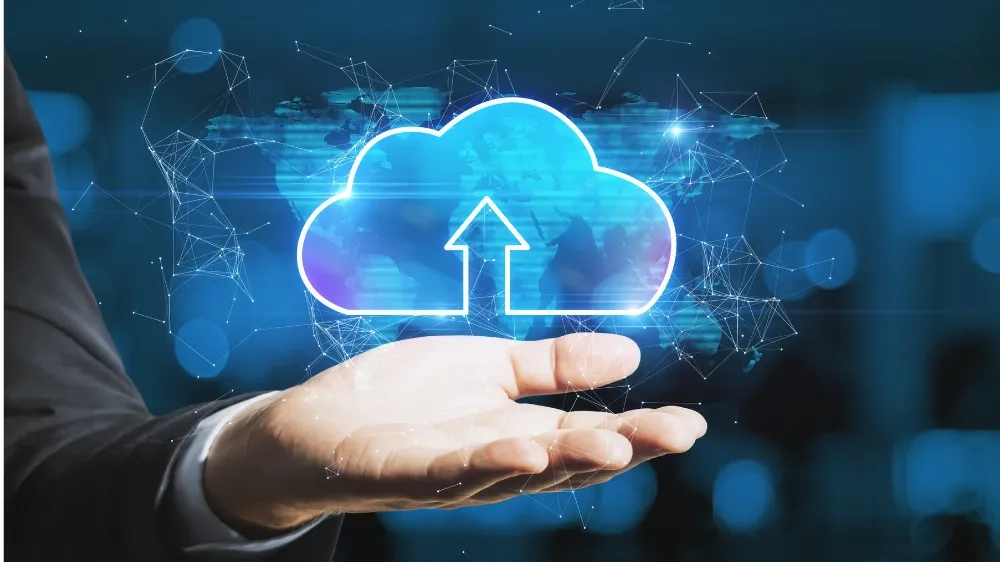 Mano-de-hombre-sosteniendo-ícono-de-nube.webp