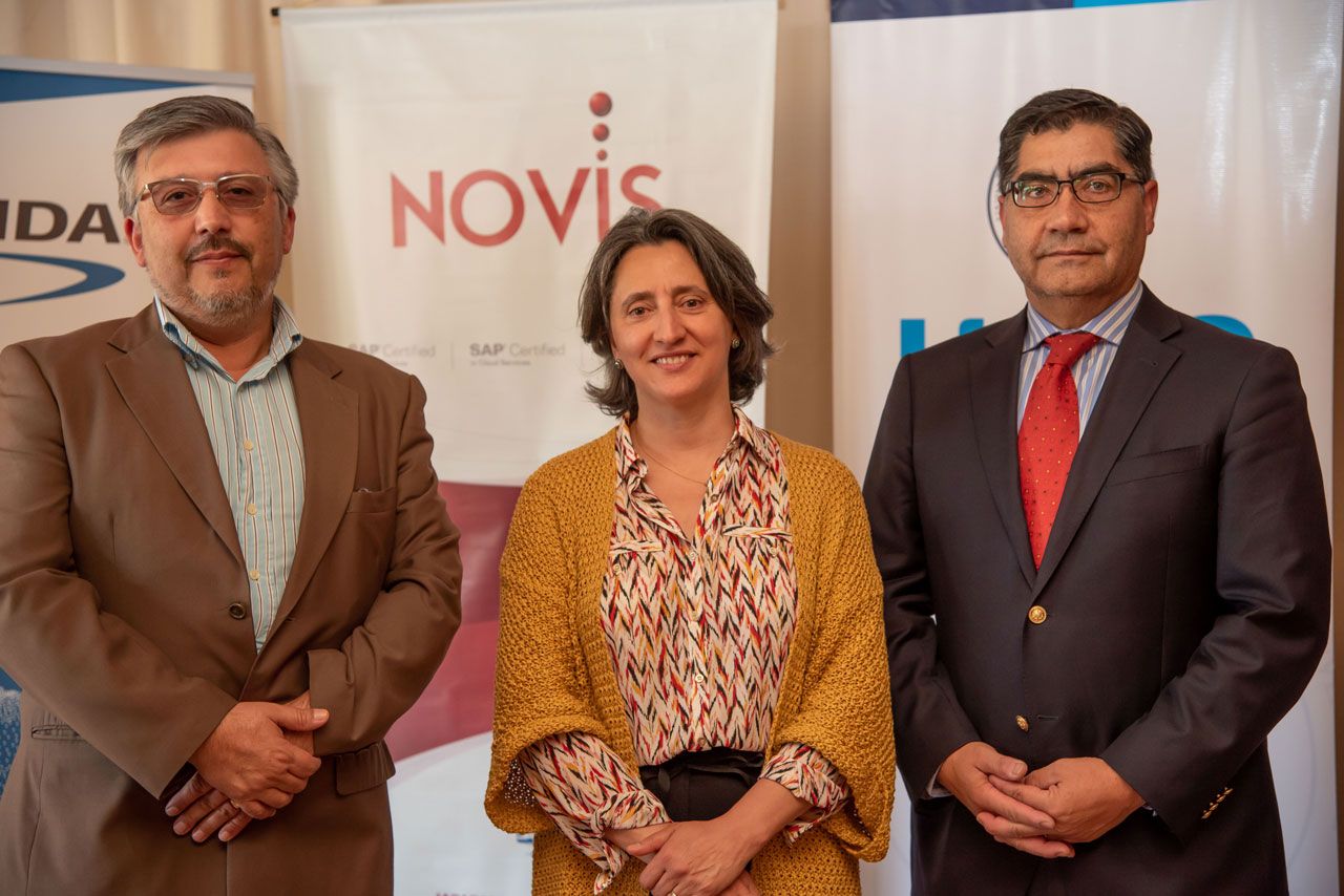 Pablo Hormazábal S., Vicerrector de Administración y Finanzas UCM; Mary Carmen Jarur M., Vicerrectora Académica; Víctor Madariaga L., gerente de negocios Novis