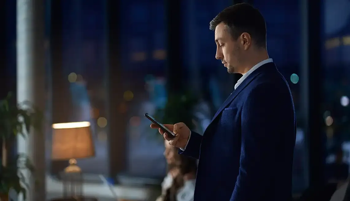 Empresario-joven-revisando-celular