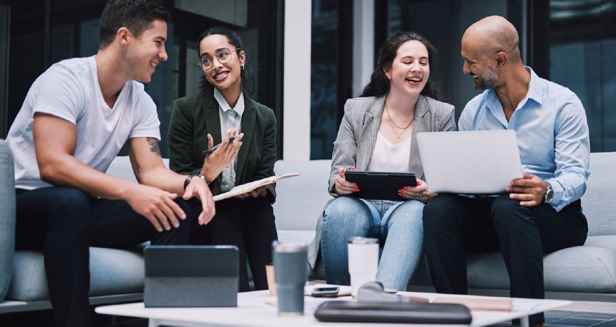 Personas-trabajando-en-oficina