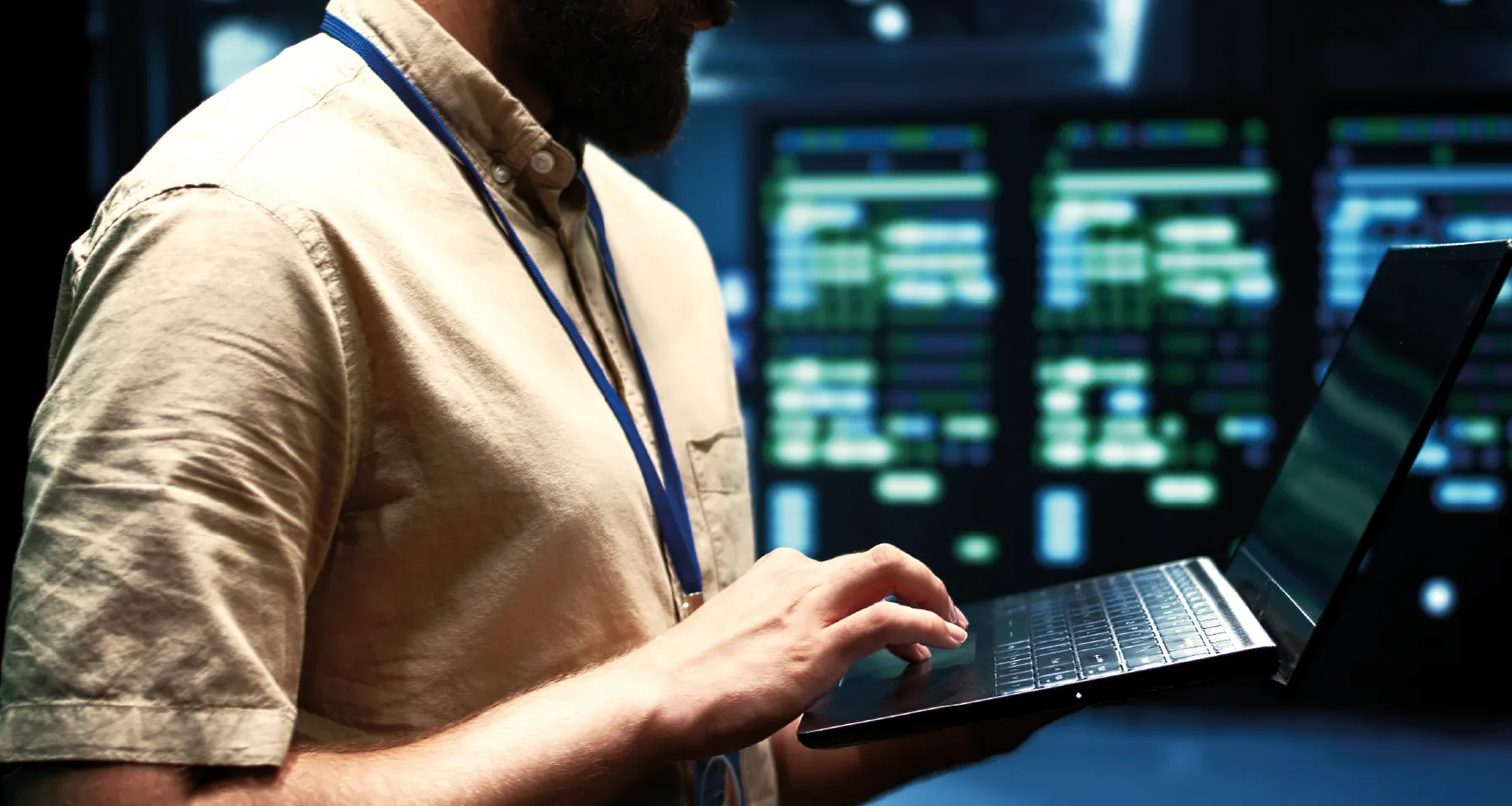 Hombre-utilizando-computadora-en-servidores