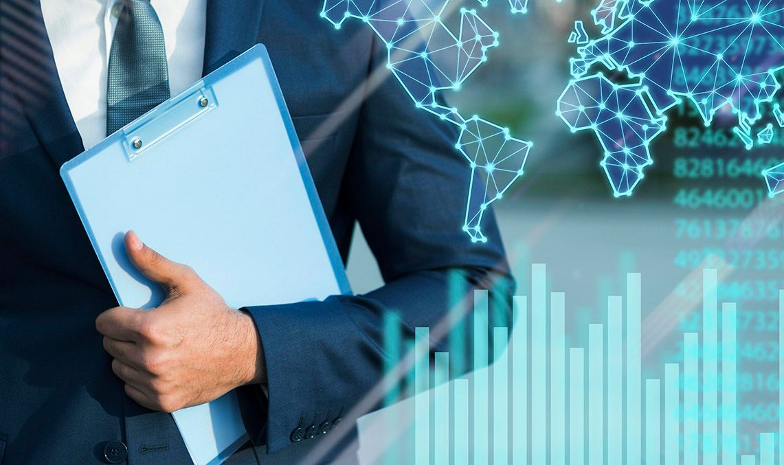 Persona-sosteniendo-gráfica-de-datos
